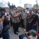 Di Tengah Massa Aksi, Bupati Asahan Dengarkan Keluhan Warga Soal Jalan Rusak hu