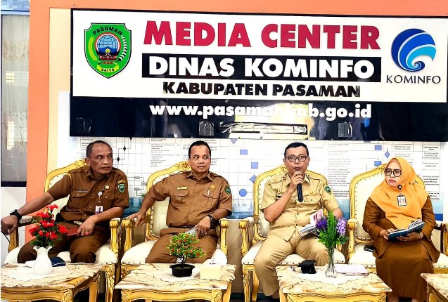 Kepala DPM Pasaman Teddy Martha saat menjelaskan Program PKAN di Media Center Diskominfo Pasaman