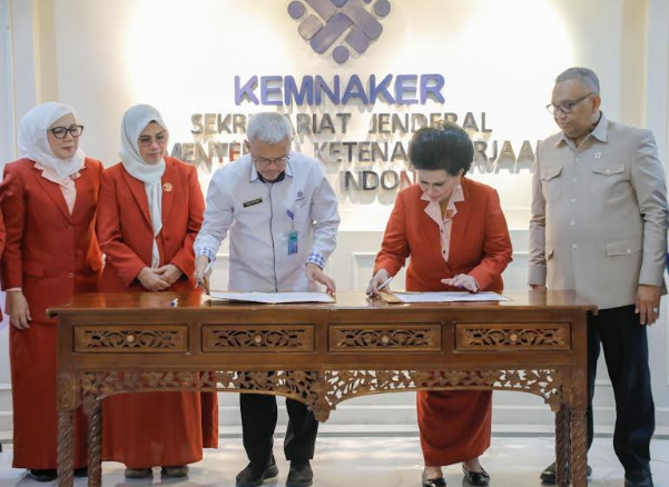 Wamenaker Afriansyah Noor menyaksikan penandatanganan MoU Kemnaker dan Kowani tentang pemberdayaan perempuan di Jakarta.