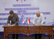 Sekjen Kemnaker Cris Kuntadi dan Gubernur Prefektur Miyazaki Shunji Kono menandatangani kerja sama magang teknis Indonesia Jepang di Jakarta