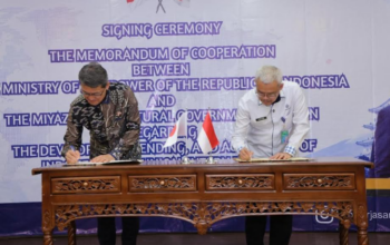 Sekjen Kemnaker Cris Kuntadi dan Gubernur Prefektur Miyazaki Shunji Kono menandatangani kerja sama magang teknis Indonesia Jepang di Jakarta