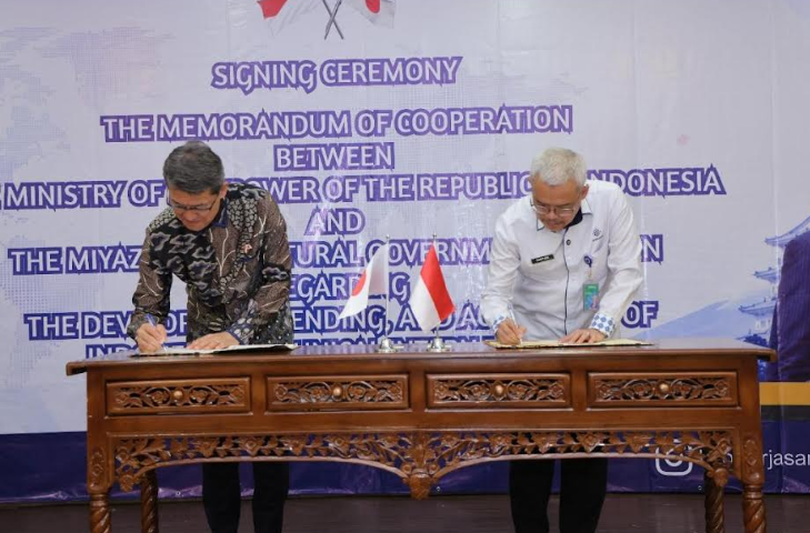 Sekjen Kemnaker Cris Kuntadi dan Gubernur Prefektur Miyazaki Shunji Kono menandatangani kerja sama magang teknis Indonesia Jepang di Jakarta