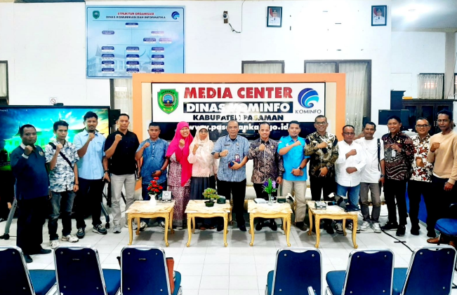 Kepala Dinas KUPTK Pasaman Ariswan saat memberikan keterangan terkait Program 1.000 Lapangan Kerja di Lubuk Sikaping