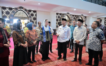Menteri Pariwisata Widiyanti Putri Wardhana saat kunjungan di Masjid Raya Syekh Ahmad Khatib Al-Minangkabawi