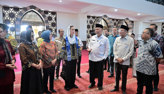 Pemprov Sumbar Luruskan Isu Menteri Pariwisata Pakai Sepatu di Masjid Raya