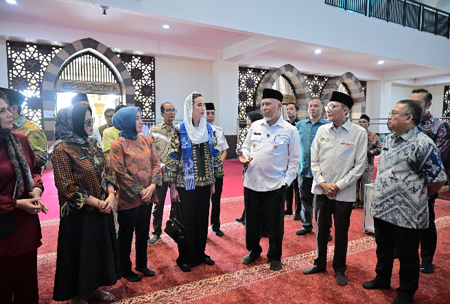 Menteri Pariwisata Widiyanti Putri Wardhana saat kunjungan di Masjid Raya Syekh Ahmad Khatib Al-Minangkabawi