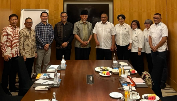 Gubernur Sumbar Mahyeldi Ansharullah bertemu Menteri Lingkungan Hidup Mohammad Jumhur Hidayat di Jakarta membahas pembangunan PSEL Padang Raya.