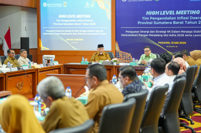 Gubernur Sumbar Mahyeldi Ansharullah saat membuka HLM TPID Triwulan II dan peluncuran aplikasi Kiat Sumbar di Kantor Bank Indonesia Sumbar