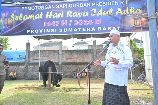 Gubernur Sumbar Mahyeldi Ansharullah menghadiri penyembelihan sapi kurban bantuan Presiden RI di Masjid Raya Syekh Khatib Al-Minangkabawi Padang.