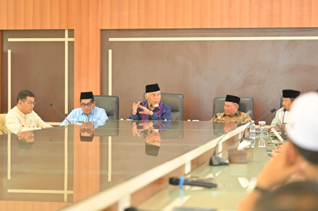 Gubernur Sumbar Mahyeldi Ansharullah menghadiri rapat persiapan peringatan 100 Tahun Jam Gadang di Bukittinggi.