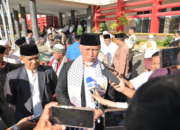 Gubernur Sumbar Mahyeldi Ansharullah melaksanakan Salat Iduladha bersama ribuan masyarakat di halaman Kantor Gubernur Sumbar.