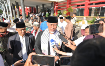 Gubernur Sumbar Mahyeldi Ansharullah melaksanakan Salat Iduladha bersama ribuan masyarakat di halaman Kantor Gubernur Sumbar.