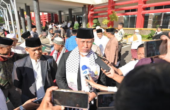 Gubernur Sumbar Mahyeldi Ansharullah melaksanakan Salat Iduladha bersama ribuan masyarakat di halaman Kantor Gubernur Sumbar.