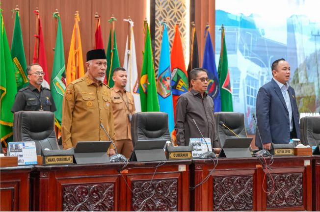 Gubernur Sumbar Mahyeldi Ansharullah saat rapat paripurna DPRD membahas penyertaan modal Jamkrida Sumbar