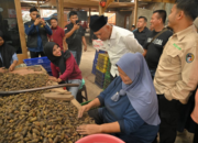 Gubernur Sumbar Mahyeldi Ansharullah meninjau proses pengolahan pinang di PT Maju Kolpin Sejahtera, Kabupaten Limapuluh Kota.
