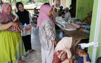 Ibu hamil dan ibu balita mengikuti kegiatan posyandu di Nagari Punggasan Timur Kecamatan Linggo Sari Baganti