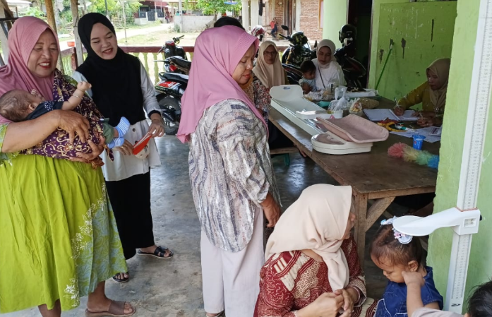 Ibu hamil dan ibu balita mengikuti kegiatan posyandu di Nagari Punggasan Timur Kecamatan Linggo Sari Baganti