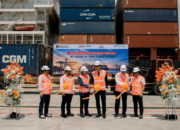 Foto bersama jajaran PT Prima Multi Terminal, CMA CGM, KSOP, Bea Cukai, dan Pelindo saat pelayaran perdana internasional MV CMA CGM FUJI di Pelabuhan Kuala Tanjung
