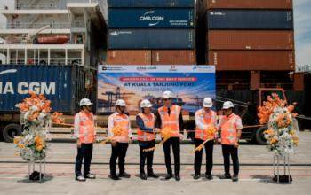 Foto bersama jajaran PT Prima Multi Terminal, CMA CGM, KSOP, Bea Cukai, dan Pelindo saat pelayaran perdana internasional MV CMA CGM FUJI di Pelabuhan Kuala Tanjung