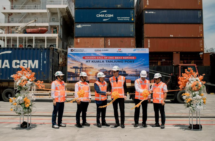 Foto bersama jajaran PT Prima Multi Terminal, CMA CGM, KSOP, Bea Cukai, dan Pelindo saat pelayaran perdana internasional MV CMA CGM FUJI di Pelabuhan Kuala Tanjung