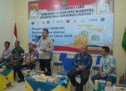 Wakil Bupati Asahan menyerahkan bantuan pangan kepada warga Bandar Pulau