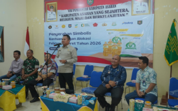 Wakil Bupati Asahan menyerahkan bantuan pangan kepada warga Bandar Pulau