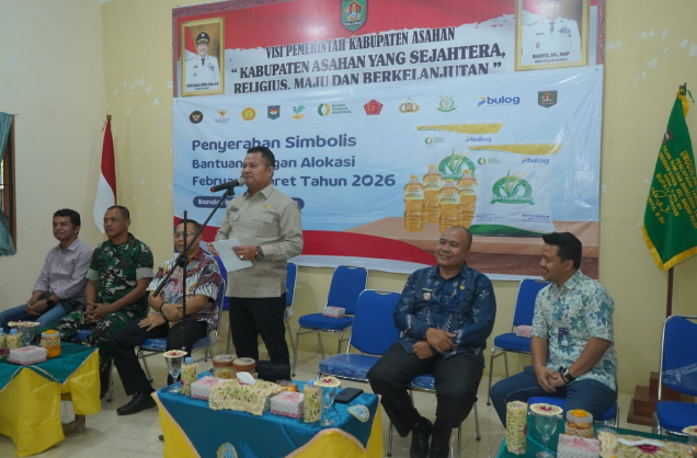 Wakil Bupati Asahan menyerahkan bantuan pangan kepada warga Bandar Pulau