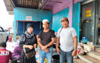 H. Tajeri bersama panitia menyaksikan penyembelihan sapi kurban di Muara Teweh, Barito Utara.