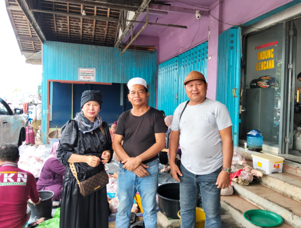 H. Tajeri bersama panitia menyaksikan penyembelihan sapi kurban di Muara Teweh, Barito Utara.