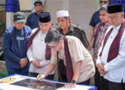 Gubernur Sumbar Mahyeldi Ansharullah bersama Menaker RI Yassierli meresmikan sumur bor di Masjid Raya Balai Gadang Padang.