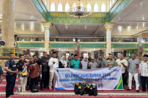 BPJS Ketenagakerjaan Pesisir Selatan menyerahkan bantuan sembako kepada pekerja informal saat Hari Buruh 2026 di Painan.