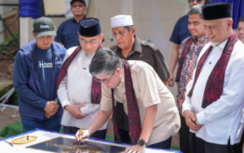 Gubernur Sumbar Mahyeldi Ansharullah bersama Menaker RI Yassierli meresmikan sumur bor di Masjid Raya Balai Gadang Padang.