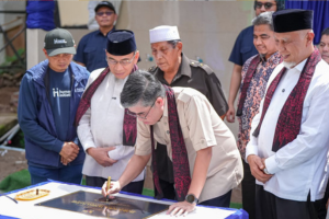 Gubernur Sumbar Mahyeldi Ansharullah bersama Menaker RI Yassierli meresmikan sumur bor di Masjid Raya Balai Gadang Padang.