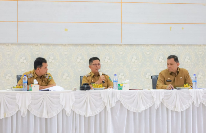 Bupati Pasaman memimpin rapat evaluasi kinerja OPD di kantor bupati