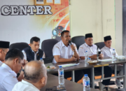 Ketua Bawaslu Pesisir Selatan Afriki Musmaidi bersama Diskominfo Pesisir Selatan saat rapat koordinasi penguatan PPID dan pelayanan informasi publik di kantor Bawaslu Pessel.