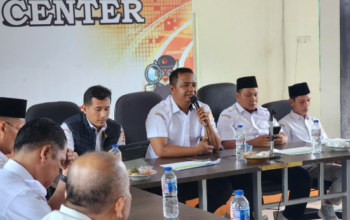 Ketua Bawaslu Pesisir Selatan Afriki Musmaidi bersama Diskominfo Pesisir Selatan saat rapat koordinasi penguatan PPID dan pelayanan informasi publik di kantor Bawaslu Pessel.