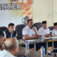 Ketua Bawaslu Pesisir Selatan Afriki Musmaidi bersama Diskominfo Pesisir Selatan saat rapat koordinasi penguatan PPID dan pelayanan informasi publik di kantor Bawaslu Pessel.