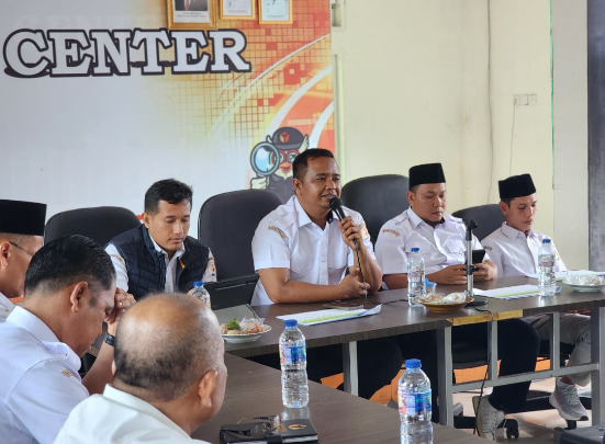 Ketua Bawaslu Pesisir Selatan Afriki Musmaidi bersama Diskominfo Pesisir Selatan saat rapat koordinasi penguatan PPID dan pelayanan informasi publik di kantor Bawaslu Pessel.