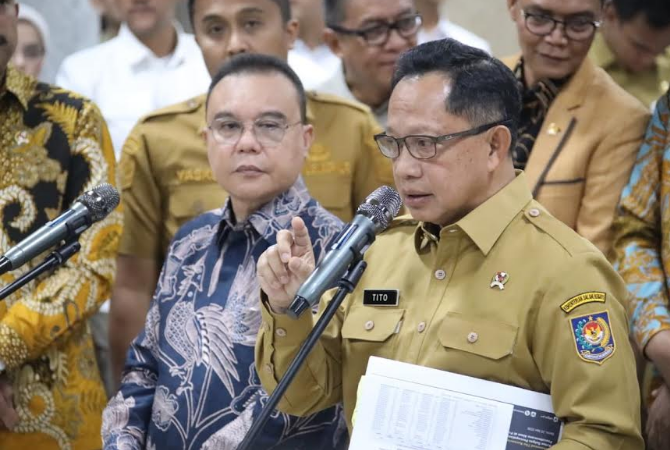 Muhammad Tito Karnavian dan Sufmi Dasco Ahmad saat rapat pembahasan Renduk Pascabencana Sumatera di Kompleks Parlemen Senayan Jakarta.