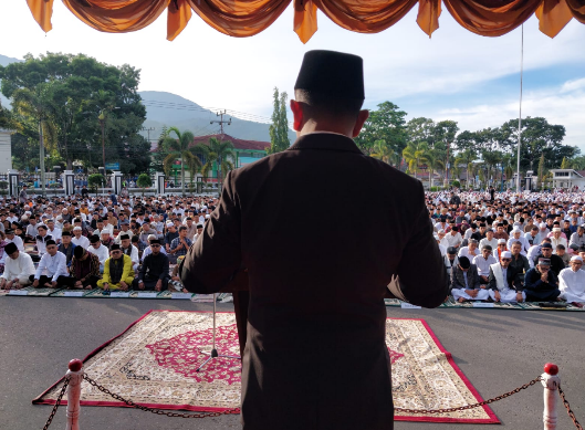 Ribuan jemaah melaksanakan Salat Iduladha 1447 H di pelataran Kantor Bupati Pasaman, Lubuk Sikaping.