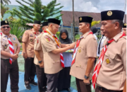 Ketua Kwarcab Pasaman Sabar AS memasangkan dasi Pramuka kepada Kepala Rutan Lubuk Sikaping Resman Hanafi