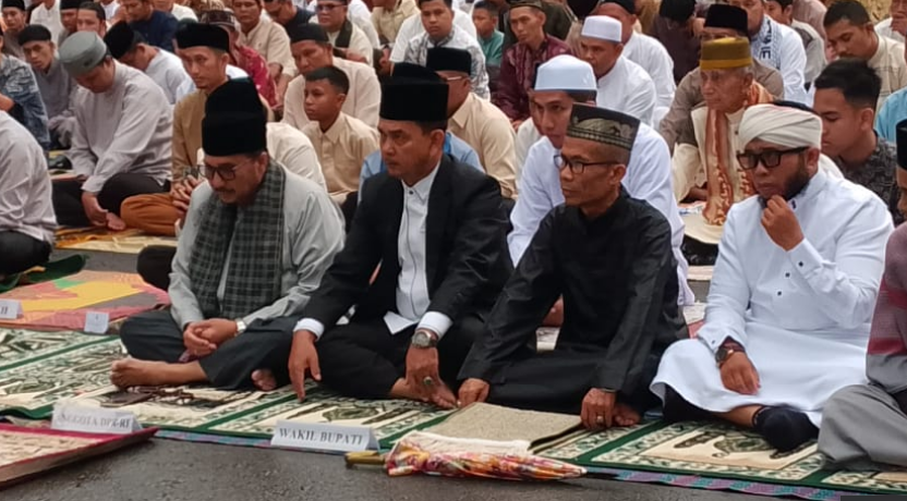 Ribuan jemaah melaksanakan shalat Idul Fitri di Kantor Bupati Pasaman