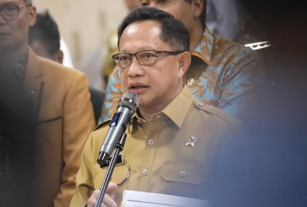 Muhammad Tito Karnavian saat rapat Satgas PRR membahas percepatan pembangunan huntap pascabencana Sumatera di Kompleks Parlemen Senayan Jakarta.