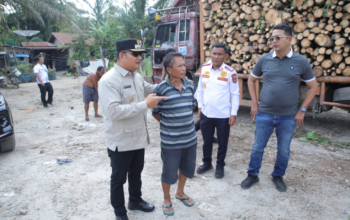 Wakil Bupati Asahan Rianto meninjau kondisi jalan rusak di Pulo Bandring