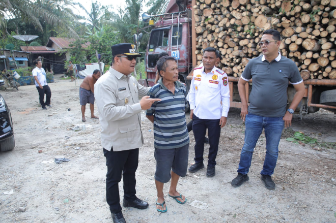 Wakil Bupati Asahan Rianto meninjau kondisi jalan rusak di Pulo Bandring