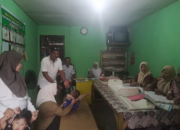 Wali Nagari Punggasan Timur Arif Jumardi memantau kegiatan posyandu bulanan di Kampung Koto Langang
