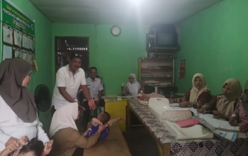 Wali Nagari Punggasan Timur Arif Jumardi memantau kegiatan posyandu bulanan di Kampung Koto Langang