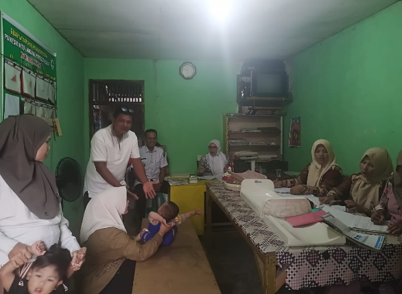 Wali Nagari Punggasan Timur Arif Jumardi memantau kegiatan posyandu bulanan di Kampung Koto Langang