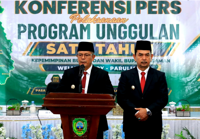 Bupati Pasaman Welly Suhery dan Wakil Bupati Parulian saat konferensi pers capaian Program Pasaman Bangkit di Lubuk Sikaping