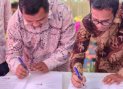 Ketua Bawaslu Pesisir Selatan Afriki Musmaidi dan Ketua STAI Balaiselasa Roni Pasaleron menandatangani MoU pengawasan partisipatif Pemilu.